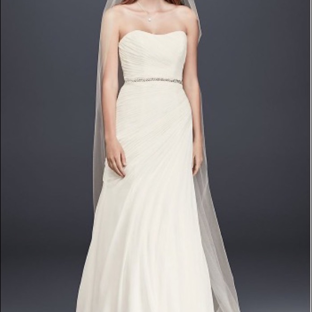 Crinkle Chiffon Wedding Dress with Draping
DAVID'S BRIDAL COLLECTION V3540